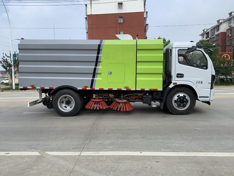 東風(fēng)大多利卡2水5.5塵掃路車