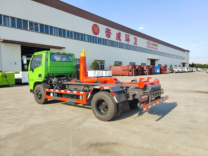 國六藍(lán)牌5方南駿勾臂垃圾車