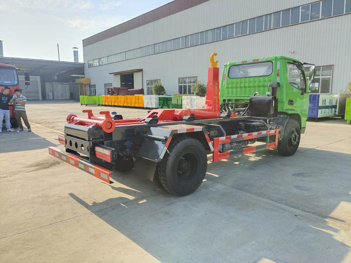 國六藍(lán)牌5方南駿勾臂垃圾車